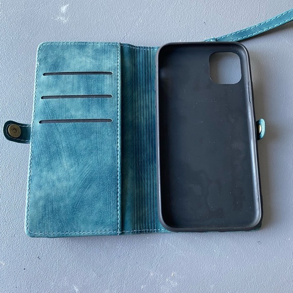 Pre-loved wristlet/phone case - Picture 3 of 5